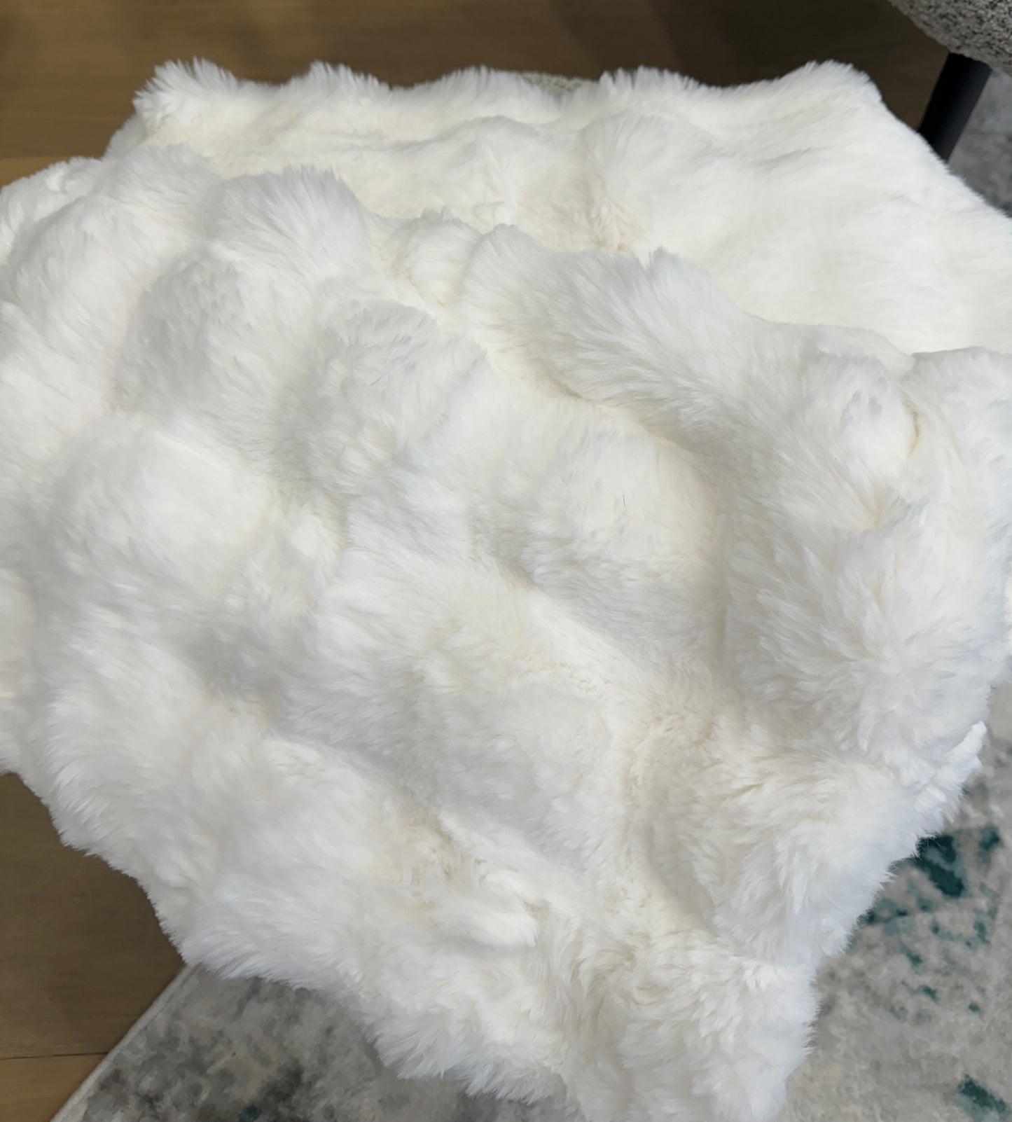 Lux White fur Throw Blanket image 0